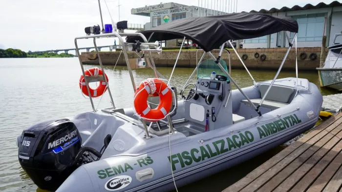 O novo bote inflável, com carreta acoplada e fundo rígido, possui capacidade para sete ocupantes e motor de 110 HP -Foto: Igor de Almeida/Ascom Sema