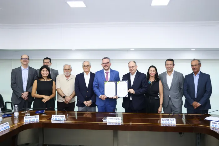 Acordo estabelece as bases para a modernização e aprimoramento dos setores portuário, aeroportuário e hidroviário - Foto: Vosmar Rosa/MPor