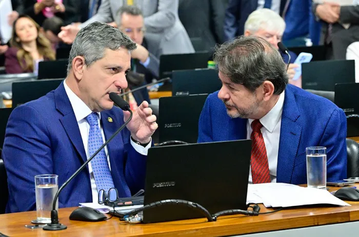 Para Rogério (E), a medida tornará mais justo o tratamento dispensado a esses agentes - Foto: Geraldo Magela/Agência Senado