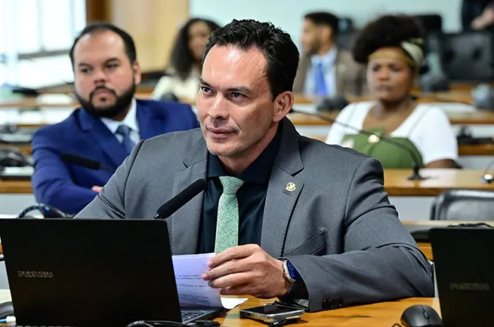 CDH aprova sugestões de cidadãos sobre piso salarial para militares e veterinários