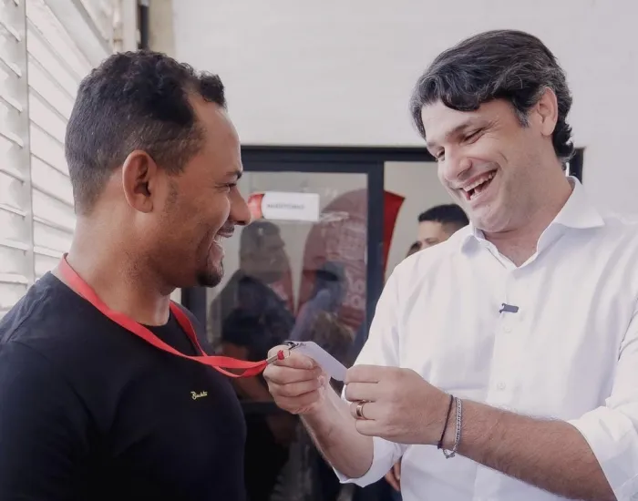 Leo Bezerra entrega crachás que organiza comércio de ambulantes na orla de Cabo Branco e Tambaú