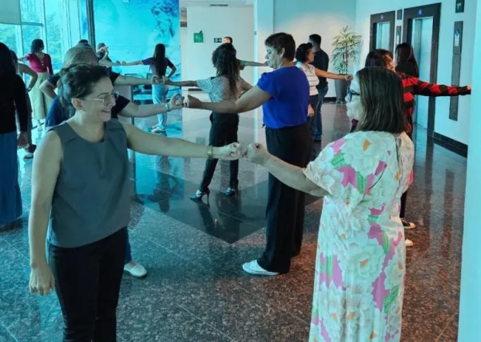 Ginástica laboral promove saúde e bem-estar entre servidores da Educação