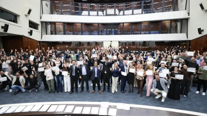 Homenageados comemoram reconhecimento no Plenário da Alep. - Créditos: Orlando Kissner/Alep