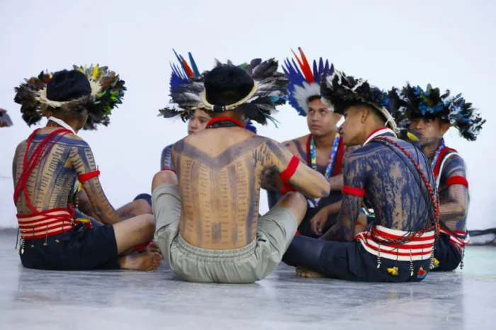 A iniciativa tem como objetivo fortalecer e valorizar as manifestações culturais dos povos originários no ambiente educacional