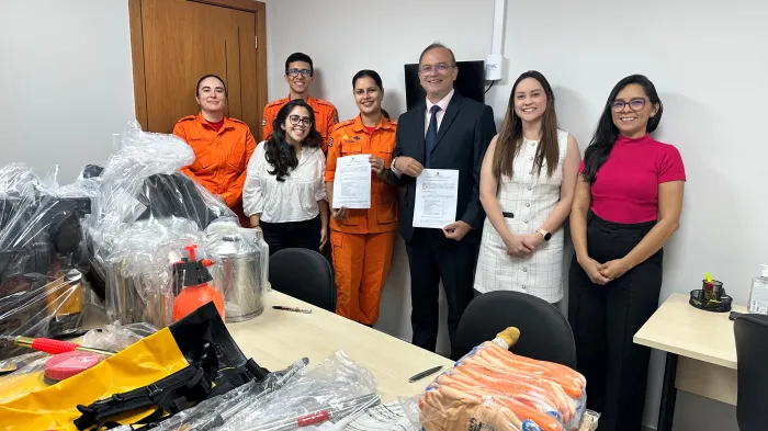 Bombeiros recebem equipamentos do Ministério Público para captura de animais e combate a incêndio