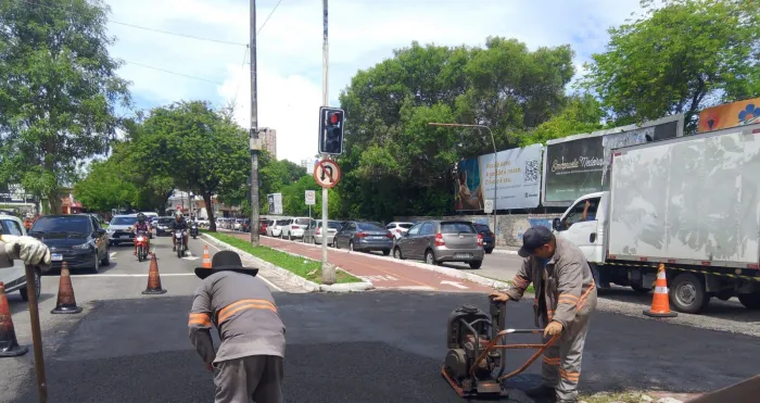 Seinfra segue com a operação tapa-buraco e executa a ação em 30 bairros de João Pessoa