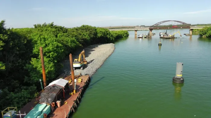 Localizada no Noroeste paulista, a hidrovia é um dos principais corredores logísticos do Brasil, conectando regiões produtoras do Centro-Oeste e Sudeste ao Porto de Santos, principal rota de exportação nacional