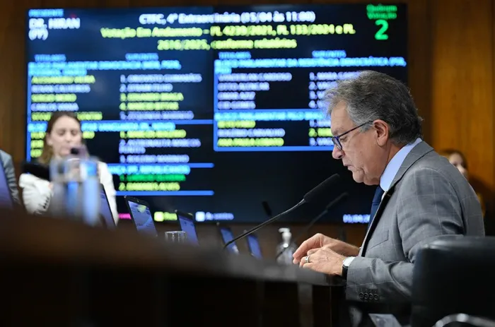 Relator, Laércio afirmou que redução do limite está de acordo com órgãos internacionais de saúde e meio ambiente - Foto: Geraldo Magela/Agência Senado