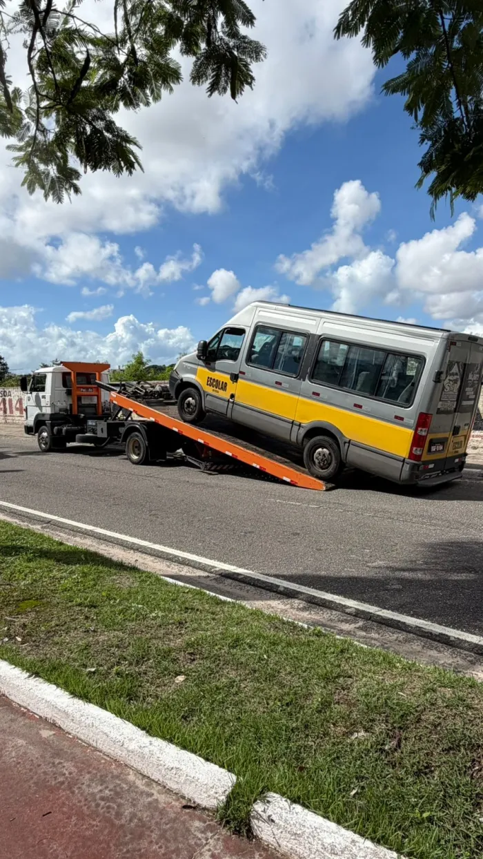 Agentes da Semob-JP removem para o pátio transporte que prestava o serviço sem a aprovação na vistoria semestral