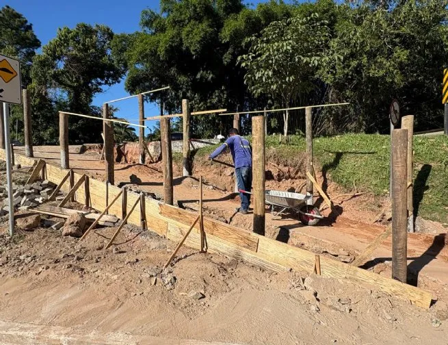 Prefeitura inicia obra de melhorias em passarela da Vila Sahy com instalação de novo guarda-corpo