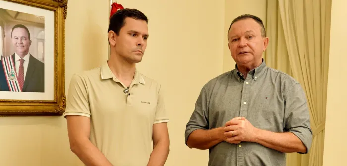 - Governador fez o anúncio ao lado do médico Victor Vasconcelos, responsável pela direção da unidade (Foto: Divulgação)