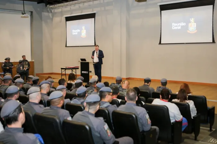 Governo de SP realiza treinamento com policiais militares sobre as melhores abordagens ao lidar com pessoas autistas