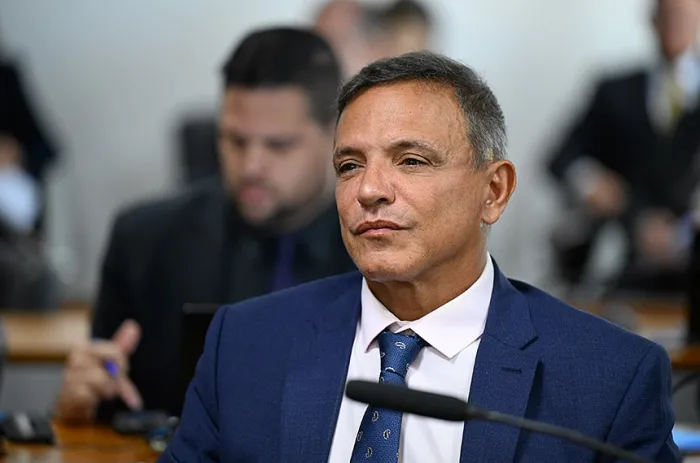 O senador Marcio Bittar, relator, durante a reunião da comissão - Foto: Andressa Anholete/Agência Senado