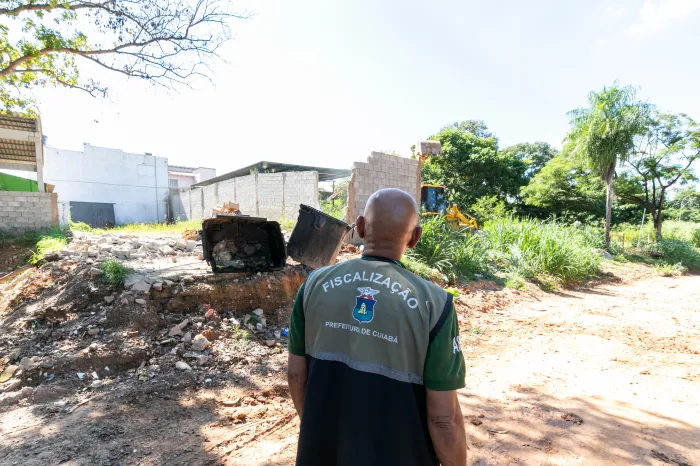 Construções inabitadas em APP e área pública são demolidas por irregularidades