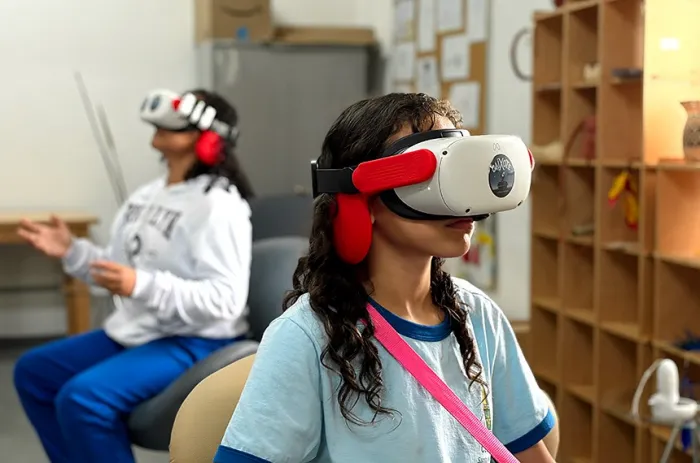 Estudantes assistem ao filme sobre Darcy, com óculos de realidade virtual - Foto: Relações Públicas/Senado Federal