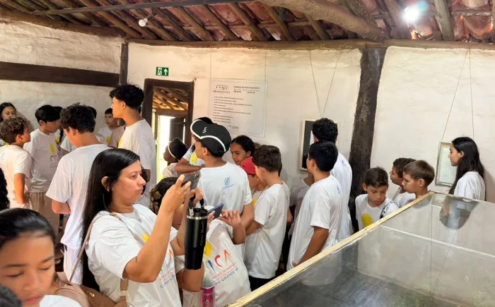 Alunos visitam o Museu José Antônio Pereira em atividade educativa