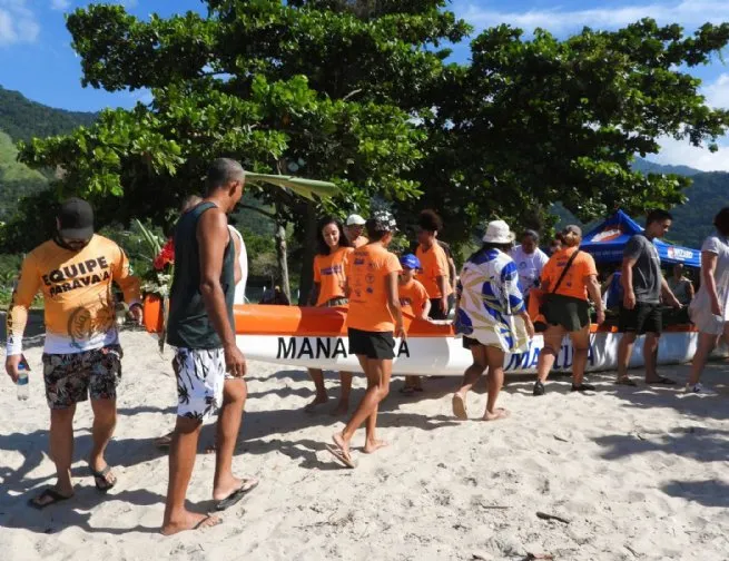 Instituto Marcura oferece aulas gratuitas de canoa havaiana com apoio da Prefeitura na Enseada