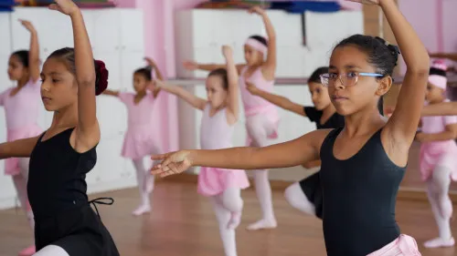 Ballet transforma rotina de crianças e fortalece aprendizado