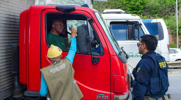 SES realiza ação em parceria com a PRF para prevenção e promoção da saúde de caminhoneiros e outros motoristas