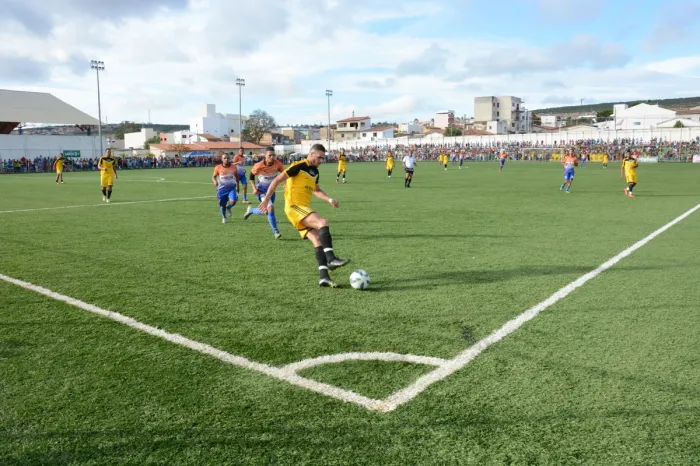 Campeonatos de futebol amador movimentam campos e arenas esportivas neste domingo, 19