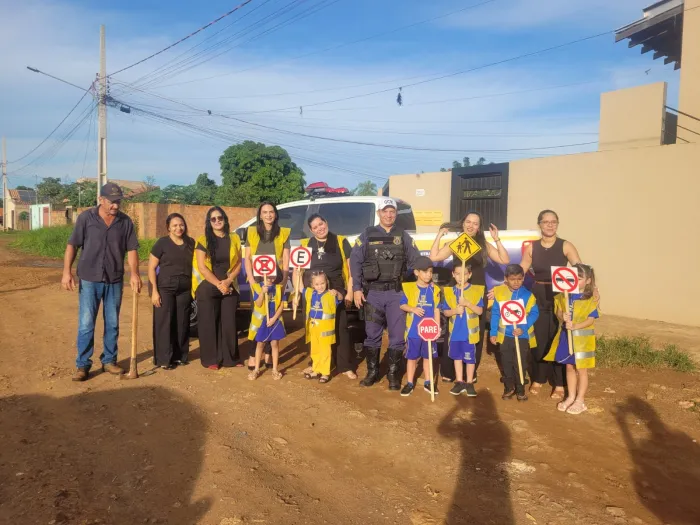 Agetran realiza ação educativa sobre estacionamento no entorno do EMEI