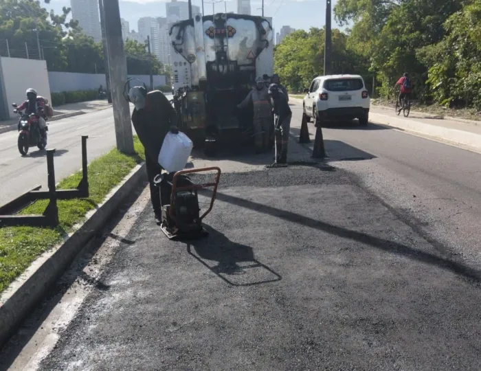 Seinfra finaliza a semana com serviços de tapa buraco em 35 bairros de João Pessoa