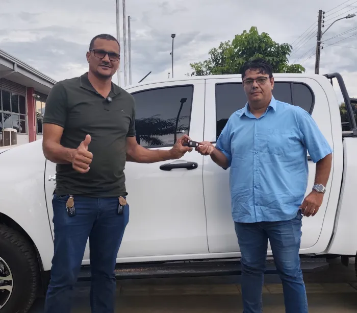  Representando o parlamentar, o vereador Marcelino Natalício realizou a entrega oficial das chaves ao prefeito (Foto: Ricardo Barros)