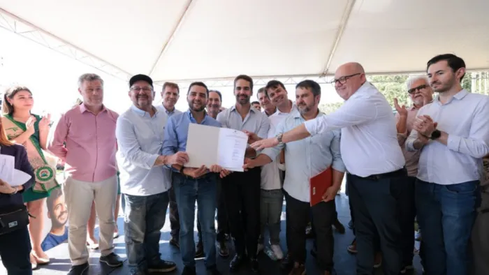 Eduardo Leite e Gabriel Souza assinam ordem de início para novo lote de obras do acesso municipal a Cerro Grande do Sul