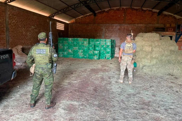 PMPR e PF prendem sete homens e apreendem 20 mil pacotes de cigarros contrabandeados