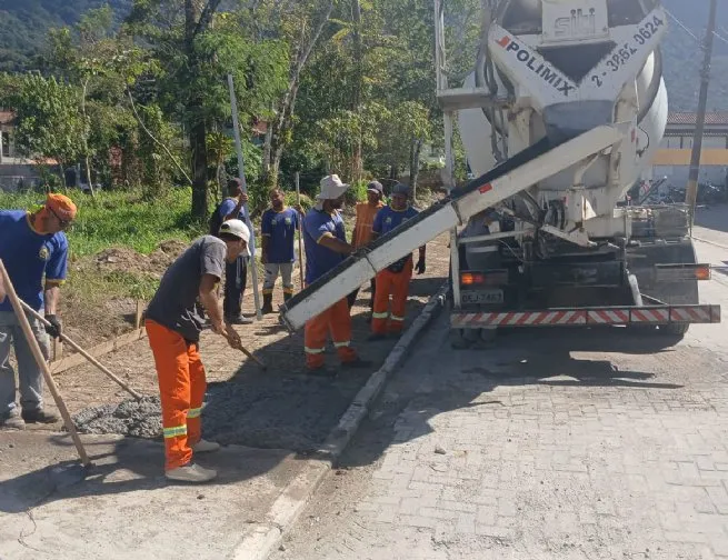 Prefeitura de São Sebastião inicia concretagem de calçada na Rua Porto Seguro, em Maresias
