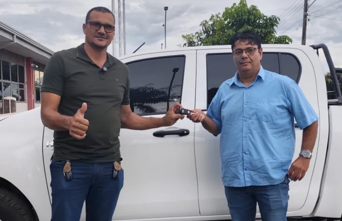  Representando o parlamentar, o vereador Marcelino Natalício realizou a entrega oficial das chaves ao prefeito (Foto: Ricardo Barros)