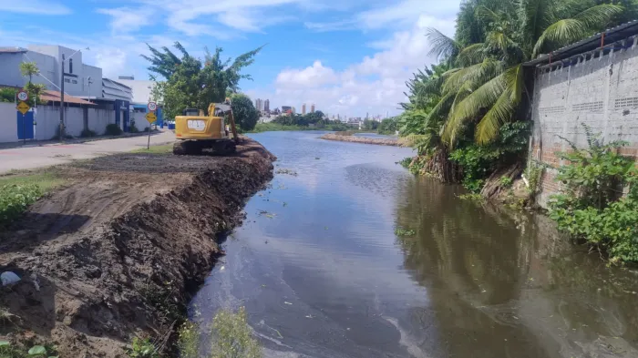Defesa Civil intensifica limpeza e desassoreamento de rios para o período de chuvas e prevenir inundações