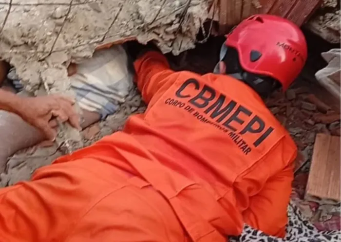 Bombeiros resgatam criança e adolescentes com vida após desabamento em Barras