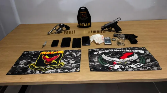 Duas armas e um simulacro foram apreendidas com três suspeitos