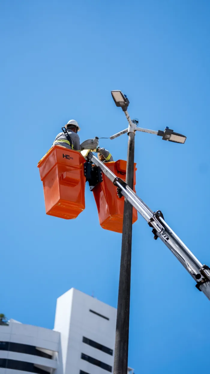 Prefeitura inicia troca de luminárias por novo sistema em LED na Avenida Ruy Carneiro