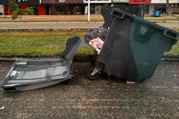 Contâiner ficou totalmente destruído e sem possibilidade de reparos - Crédito da foto: Jéssica Sá
