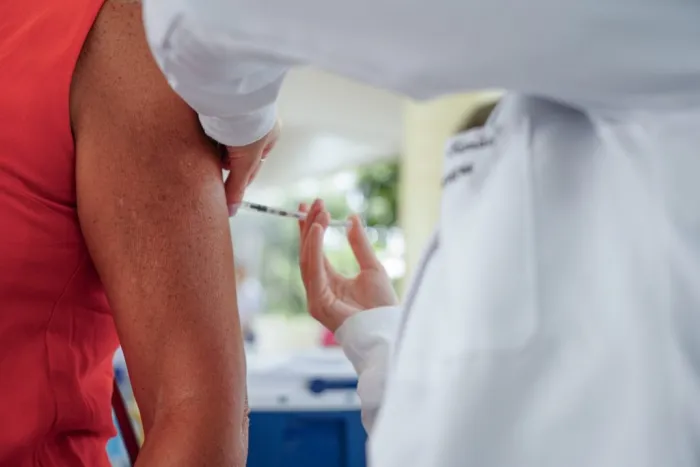 A vacina contra a chikungunya foi aprovada pela Agência Nacional de Vigilância Sanitária (Anvisa) em abril de 2025 e também possui autorização para uso no Canadá, no Reino Unido e na União Europeia