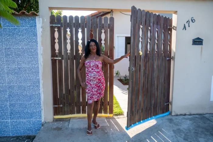 Júlia, antiga moradora da Favela do Moinho na nova casa. Foto: Divulgação/Governo de São Paulo