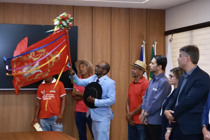 Folia do Divino leva tradição, fé e cultura popular ao Paço Municipal