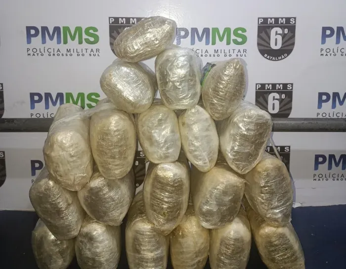 Polícia Militar apreende mais de 20 quilos de droga em abordagem na região da Popular Nova, em Corumbá.