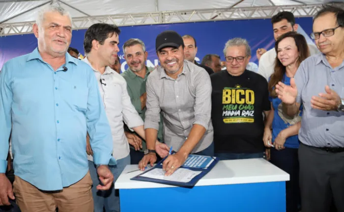 Governador Wanderlei Barbosa assina a ordem de serviço que autoriza o início das obras da TO-010, com investimento superior a R$ 240 milhões - Foto: Ademir dos Anjos/Governo do Tocantins