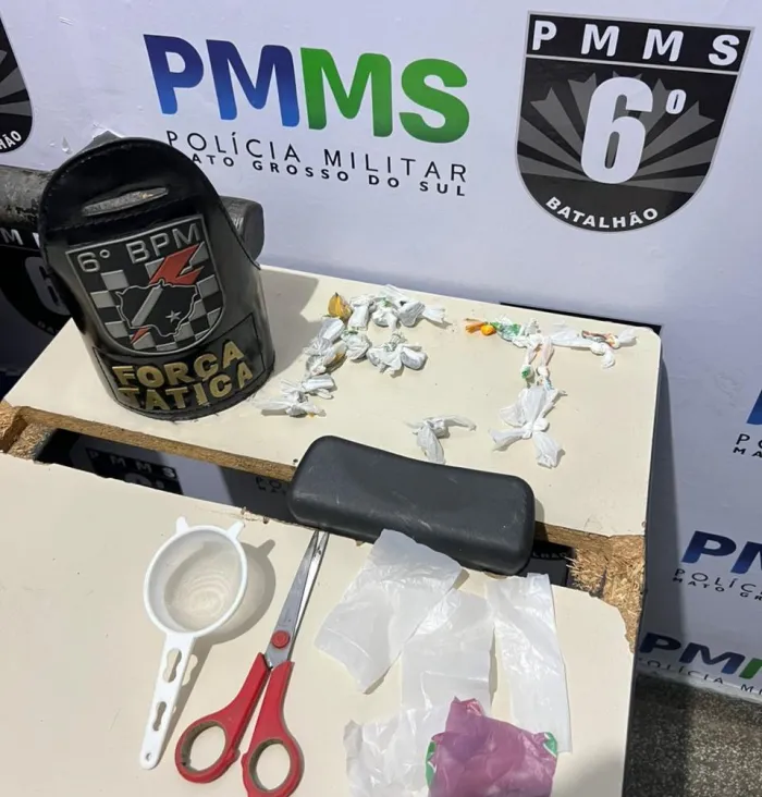 Polícia Militar Captura Foragido da Justiça e Conduz Suspeito por Tráfico de Drogas no Centro de Corumbá.