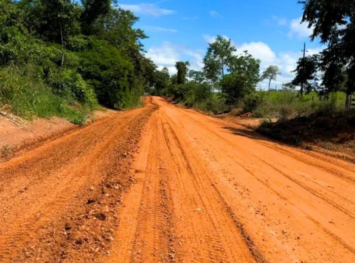 Os trabalhos incluem patrolamento, encascalhamento, além do assentamento de bueiros e contenção das barragens de aterro com enrocamento de pedras