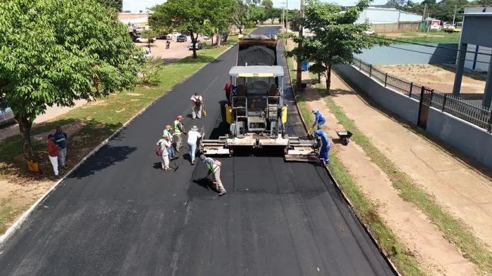 Registro de andamento do recapeamento na Avenida NS-04, nesta quarta-feira, 22 - Crédito da foto: Maria Amélia Castro Alves