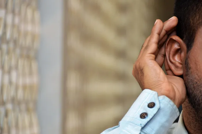 Sintoma comum, a dor de ouvido pode surgir de forma súbita ou progressiva e variar de leve a intensa - Carla Cleto / Ascom Sesau