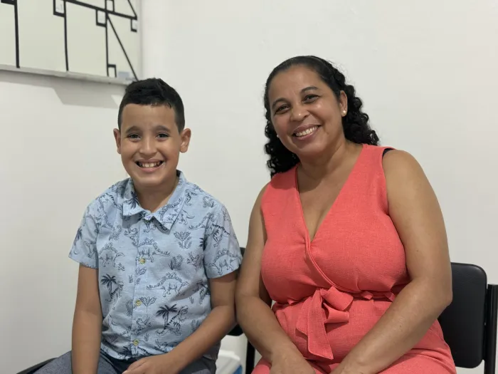 Ao lado da mãe, Luís Miguel, agora com 10 anos de idade, comemora dois anos do procedimento cirúrgico - Marco Antônio / Ascom Sesau