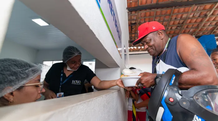 O Restaurante Popular Padre Pedro garante diariamente almoço e jantar para a população em situação de vulnerabilidade social, assegurando acesso à alimentação de qualidade // Fotos: Thiago Santos