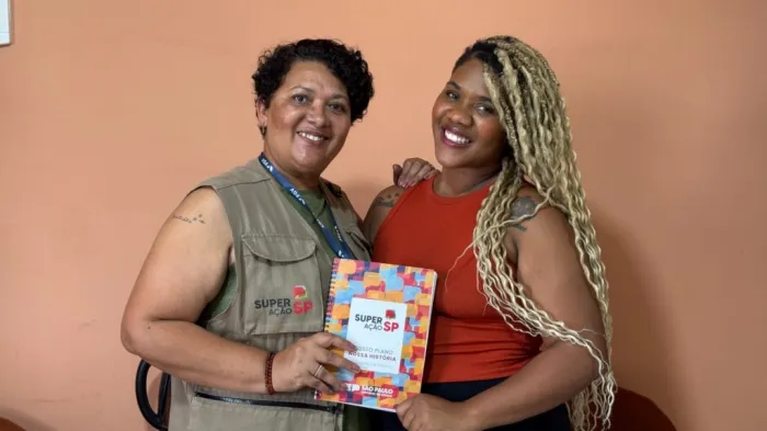 Apesar dos desafios, Ismailane Oliveira Mota (à dir.) prefere olhar para sua trajetória com propósito e esperança, especialmente quando pensa na educação dos filhos