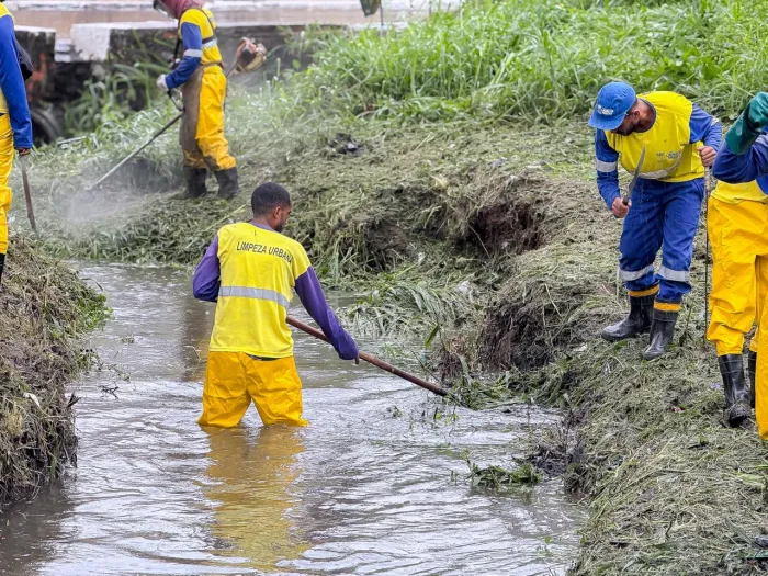 Prefeitura intensifica limpeza de canais para prevenção de alagamentos devido às chuvas