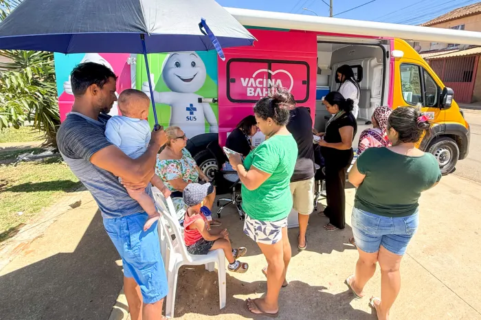 Secretaria de Saúde realiza ação com Vacimóvel em residenciais do Miro Cairo